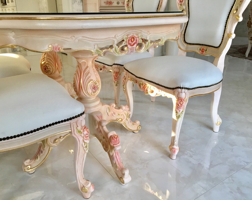 大理石の床に映えるロココ調テーブルセット。本日納品分です。 #ロココ