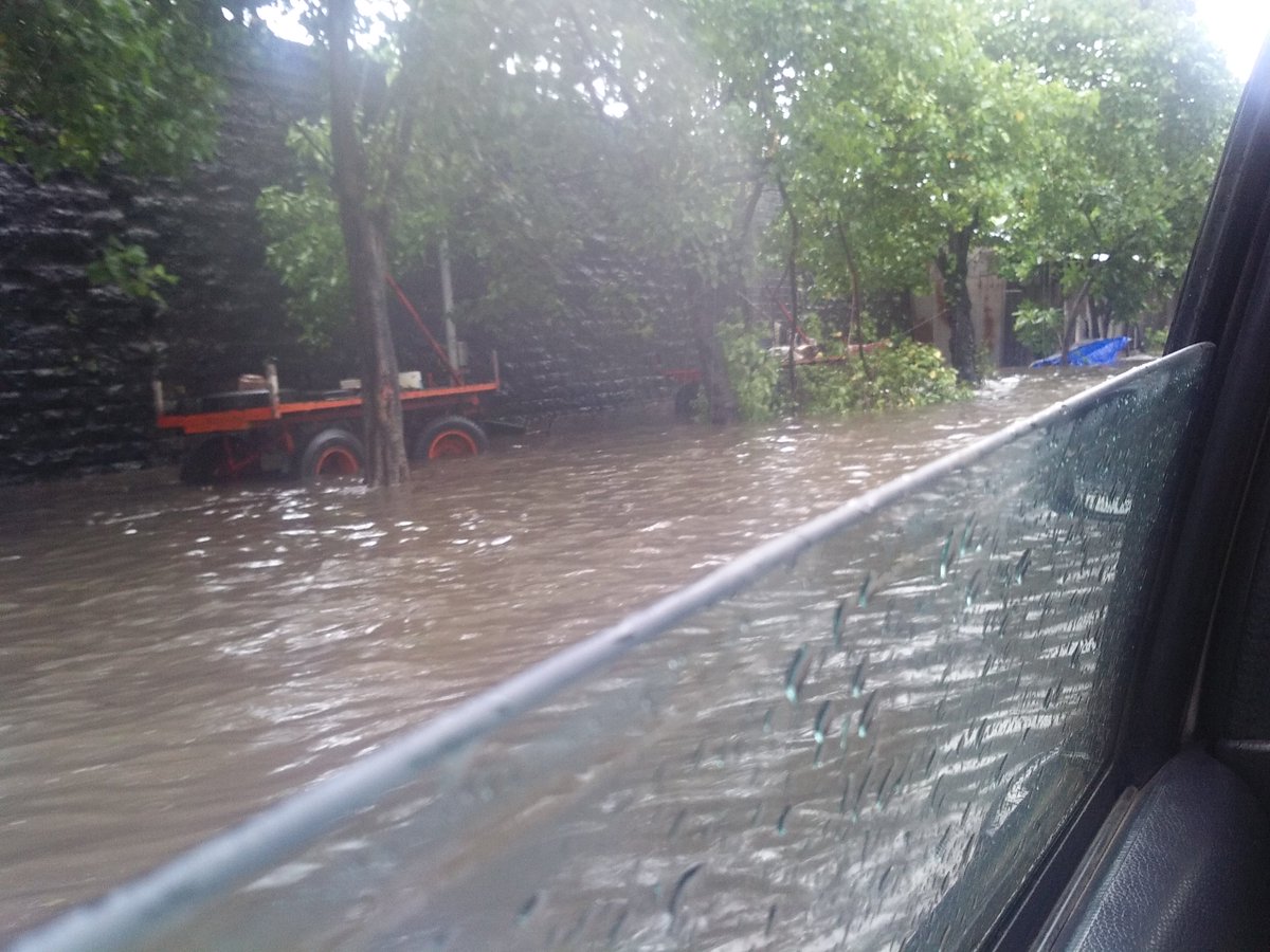 aishwaryaaras13's tweet photo. What a Day!  👏 
#FloatingCar #Traff*cked  #MumbaiRains https://t.co/E2YUSvAHVm