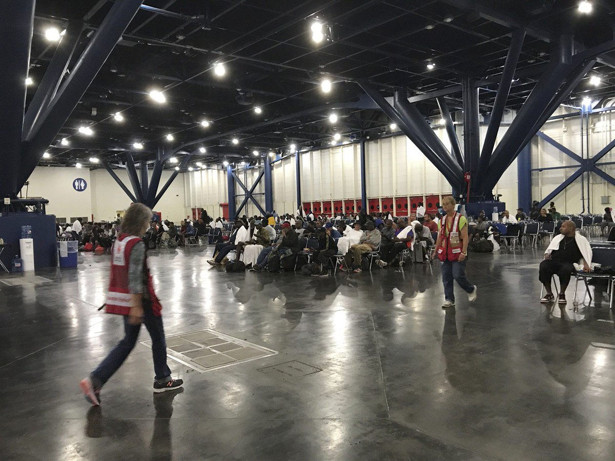 Inside #Houston shelter, a loud and sometimes chaotic night:   bit.ly/2wZFPKG #HarveyRelief https://t.co/okLhSXLczE