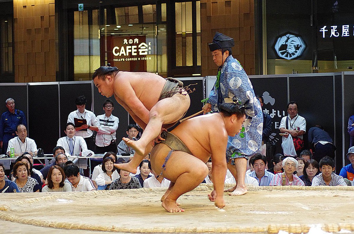 日本相撲協会公式 على تويتر 夏巡業 Kitte場所 相撲の技や禁じ手をユーモラスに伝える初切 高三郷と勝武士 Sumo