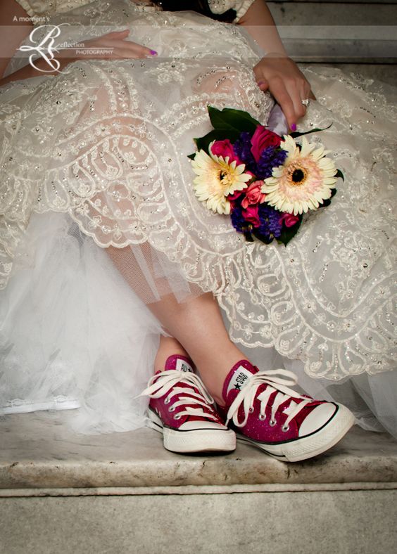 NuestrodiaB's tweet photo. Atentos...las Converse han llegado para quedarse!
#TendenciaBoda #Outfit #ModaBoda https://t.co/T4vI4RbU1d