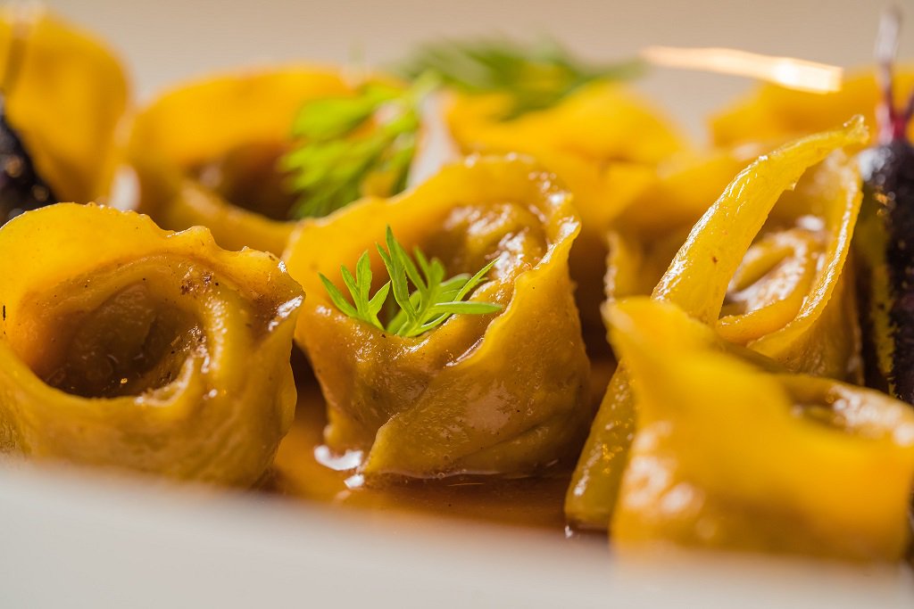 Tortelli di vitello, carote baby e brodo di vitello.
#parallels #pagliaccioroma #anthonygenovesechef #anthonygenovese