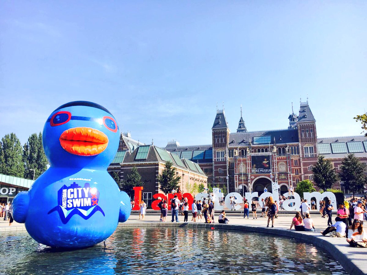 AmsterdamCitySw's tweet image. Gespot! De XXL ACS-badeend van onze hoofdsponsor @DoveMenCare dobbert op het Museumplein en is ready voor heel veel selfies! #CARE4ACS