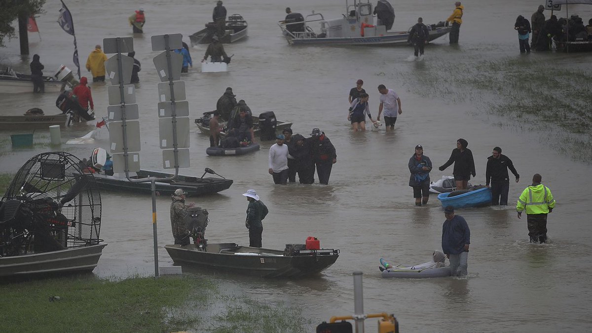WATCH LIVE More dramatic evacuations, rescues as flooding continues to plague Houston bit.ly/2wlMQDq?utm_me… https://t.co/kednGNlUge