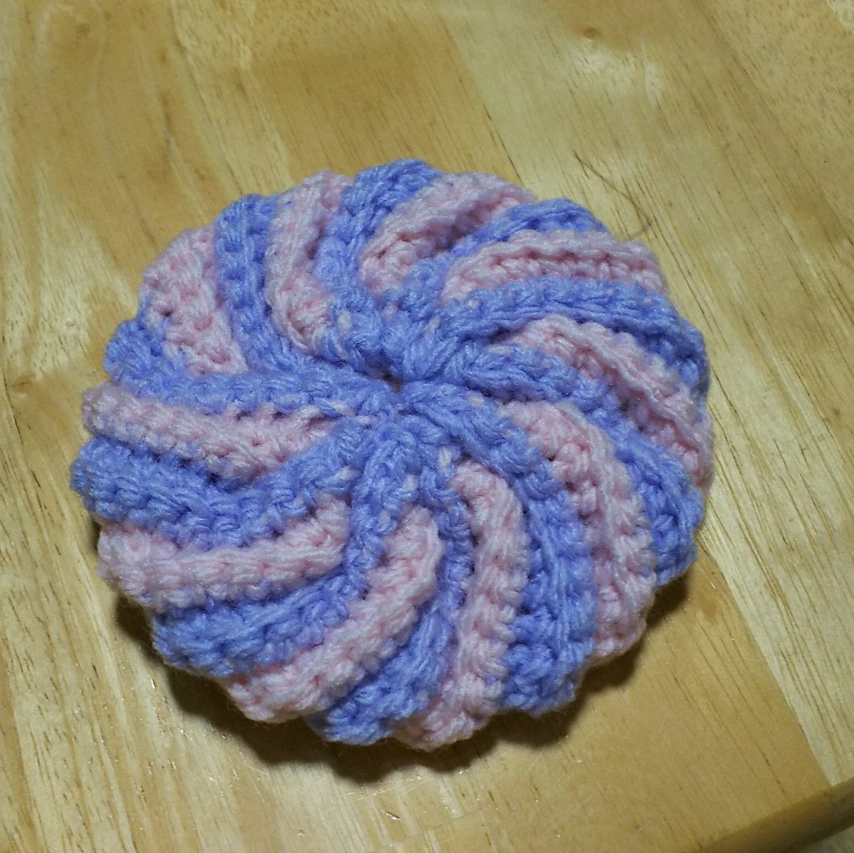 おしち いんず あんず ちゃんと畝編みにできたよ これ 色を茶系にしたらクッキーに見えるんじゃない でも もう少し細い 毛糸で編まないとちょっと使いづらい厚さ ハンドメイド アクリルたわし かぎ針編み 畝編み