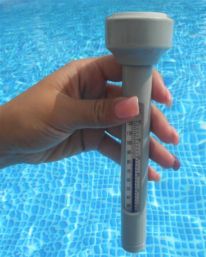 GretaFiorani's tweet photo. Che dite mi tuffo?!? #blogger #pool #today #mituffo #nelbludipintodiblu #nofilter #senzafiltri #summer2017 #estate2017 #combattiamoilcaldo https://t.co/Bg6kka9pqo