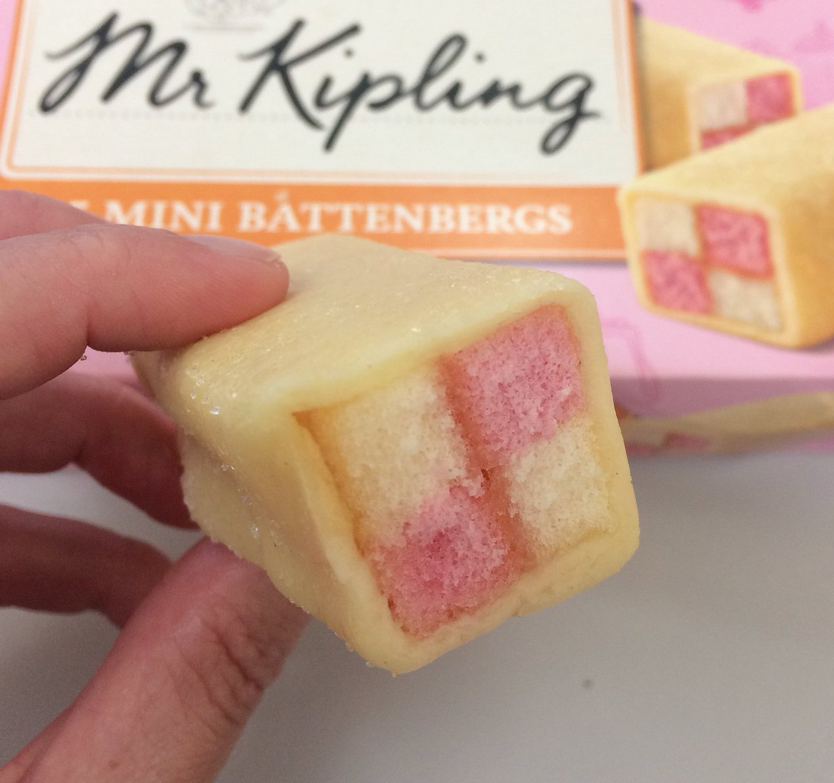LisaRParker's tweet photo. @RobBiddulph 'research' #waytoosmall #atetwo 🙊 #vanilla&pink https://t.co/AArB0bF7d2