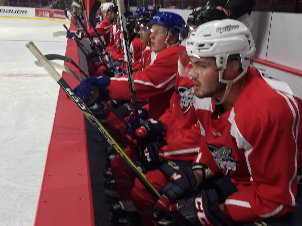 SpitsHockey's tweet photo. Team Red trails Team Blue 1-0 early in the 2nd Period of today's AM scrimmage. #2017TrainingCamp https://t.co/usHmY6mpdC