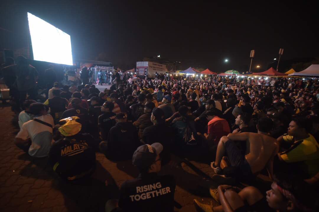 SyedSaddiq's tweet photo. Ultras tetap di hati semua.
Mereka sanggup korbankan tiket untuk bersama fans yang tak dapat tiket di luar stadium.
Proud of them :) https://t.co/McGP0BXGp1