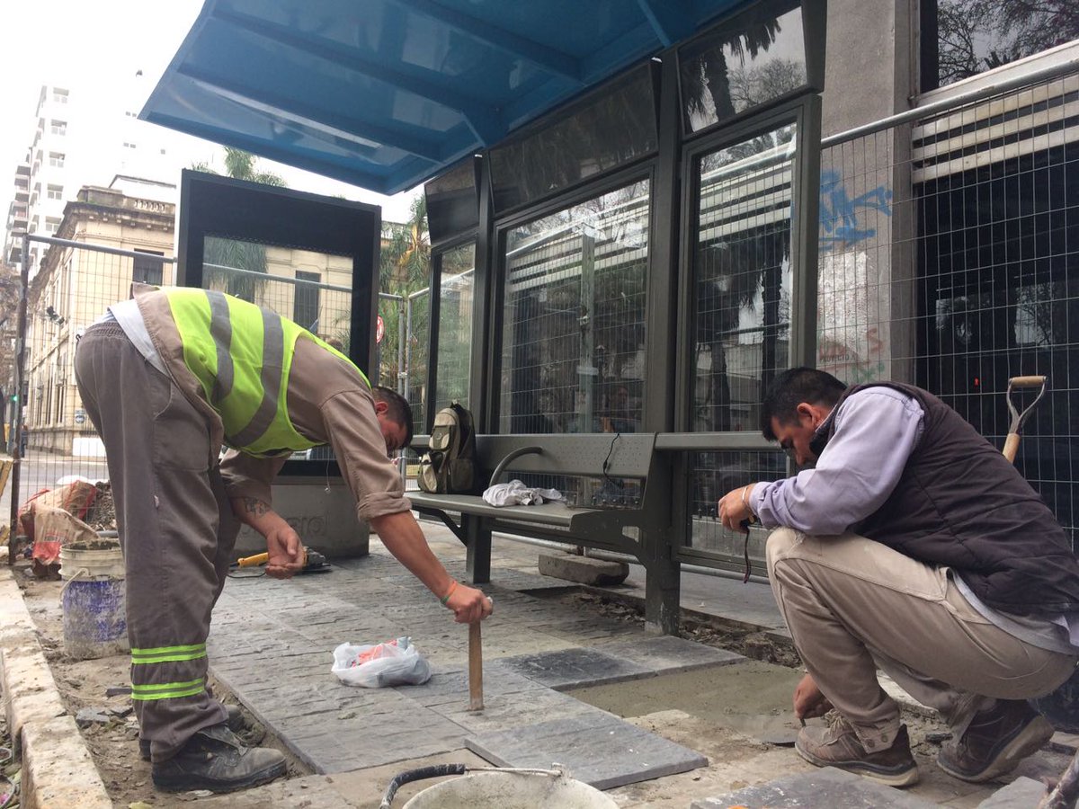CMDCentro's tweet photo. En Bv. Oroño y Santa Fe estamos poniendo a punto el nuevo refugio de #transporte público. También trabajamos en Av. Pellegrini y Balcarce 👇🏽 https://t.co/dOOV8RDD0z