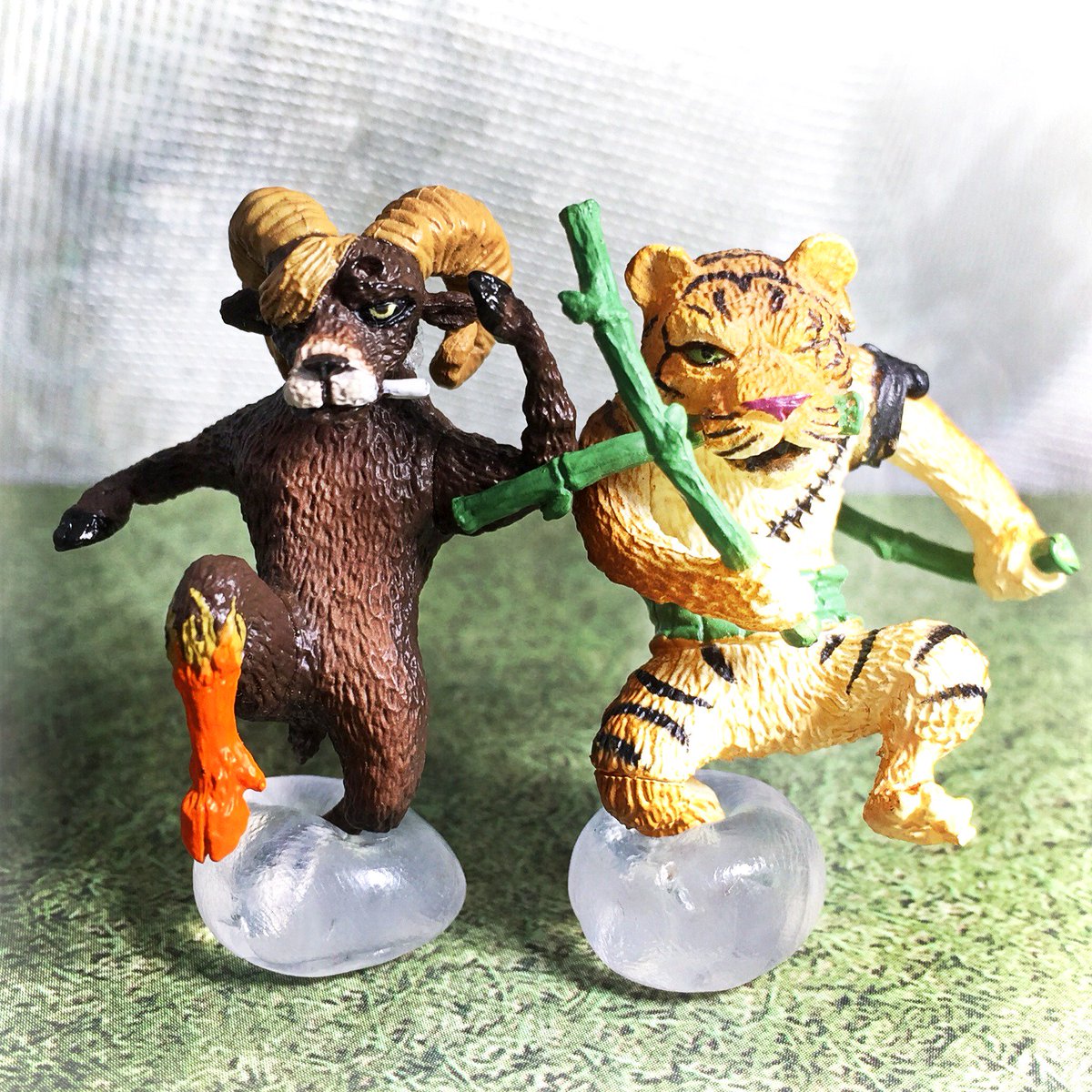 Lefty タワーのハロウィン絵の影響でツノが生えたサンジ君がたくさんtlに流れてくるので 便乗してビッグホーンの写真を ワンピマガジンvol ２にも載ってた朝隈俊男さんのフィギュアーツzeroとガチャのスイング Koaサンジ君 虎ゾロもゲスト出演