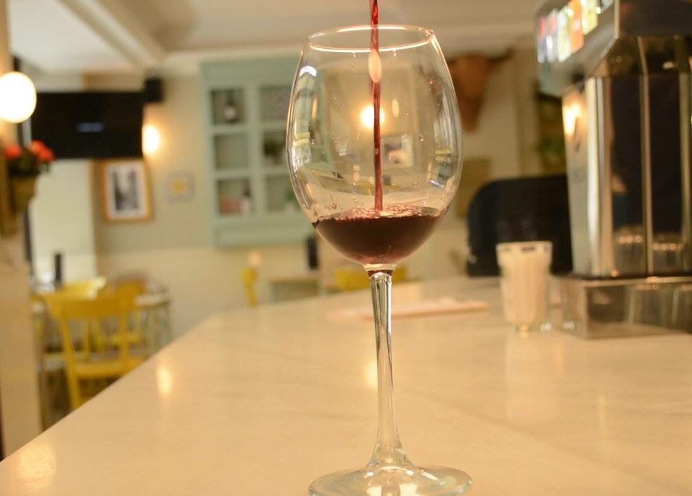 Un buen vino🍷  para disfrutar con amigos #LaToná #Friends #Enjoy #Wine #RedWine #Tapeo