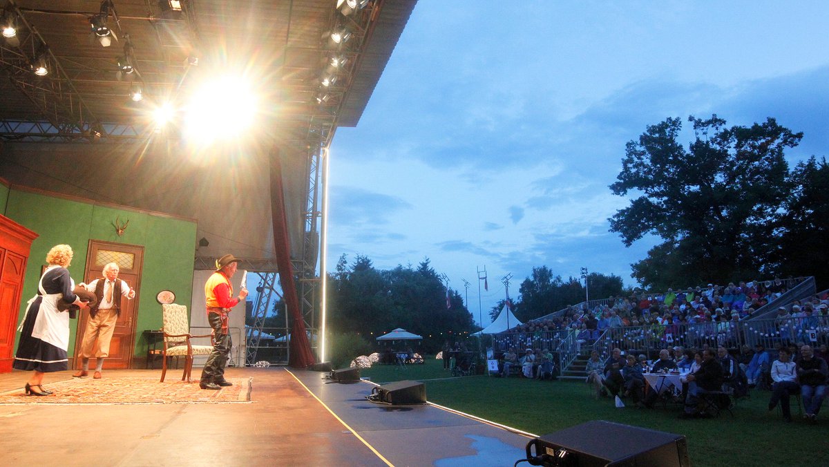 Spaßige Abende trotz Regens? Wie <a href="/Stadt_Beelitz/">Spargelstadt Beelitz</a> den Sommer mit Humor nimmt. Bilanz der #BeelitzerFestspiele auf beelitz.de