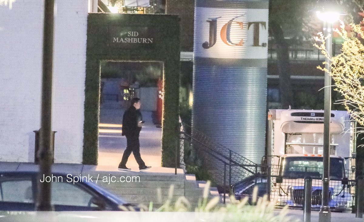 johnjspink's tweet photo. Robber chased, shot  man inside popular Midtown restaurant -https://t.co/iv3m6BrPsc #Atlanta #JCTKitchen https://t.co/6Ec9hRua0d