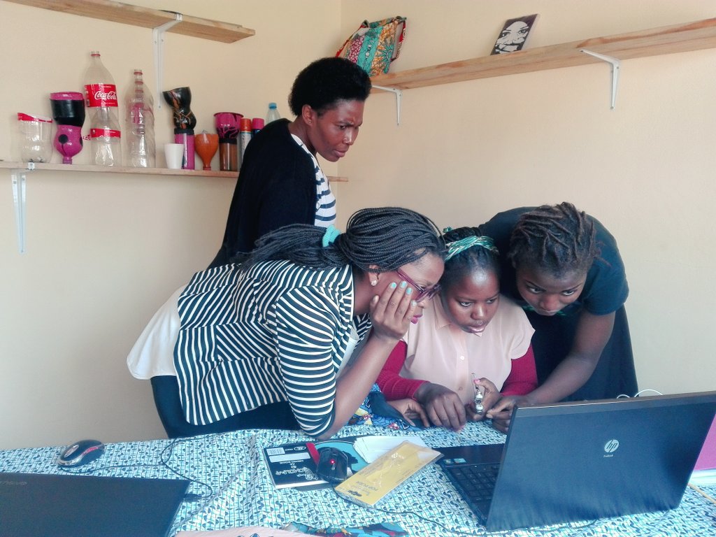 Loja_Social's tweet photo. As meninas receberam instrumento para artesanato...#economicempowement #laborinsertion #handcraft @FranceMaputo https://t.co/1WMAZtHKJb
