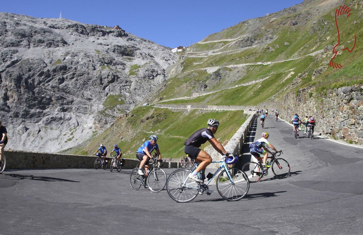suedtirol_info's tweet photo. 48 atemberaubende Kehren & 1.869 Höhenmeter mit dem Rad. Am 2. September 2017 #Radtag am #Stilfserjoch!
👍 https://t.co/S6GK11YTSR https://t.co/fPMhydox7I