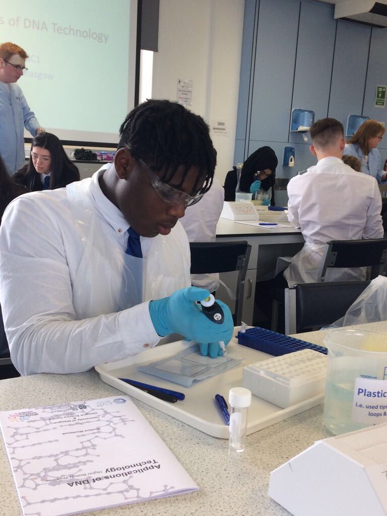 LourdesScience's tweet image. Total concentration working with the PCR thermocycler! Don&apos;t we look like proper scientists 👨🏻‍🔬👩🏼‍🔬