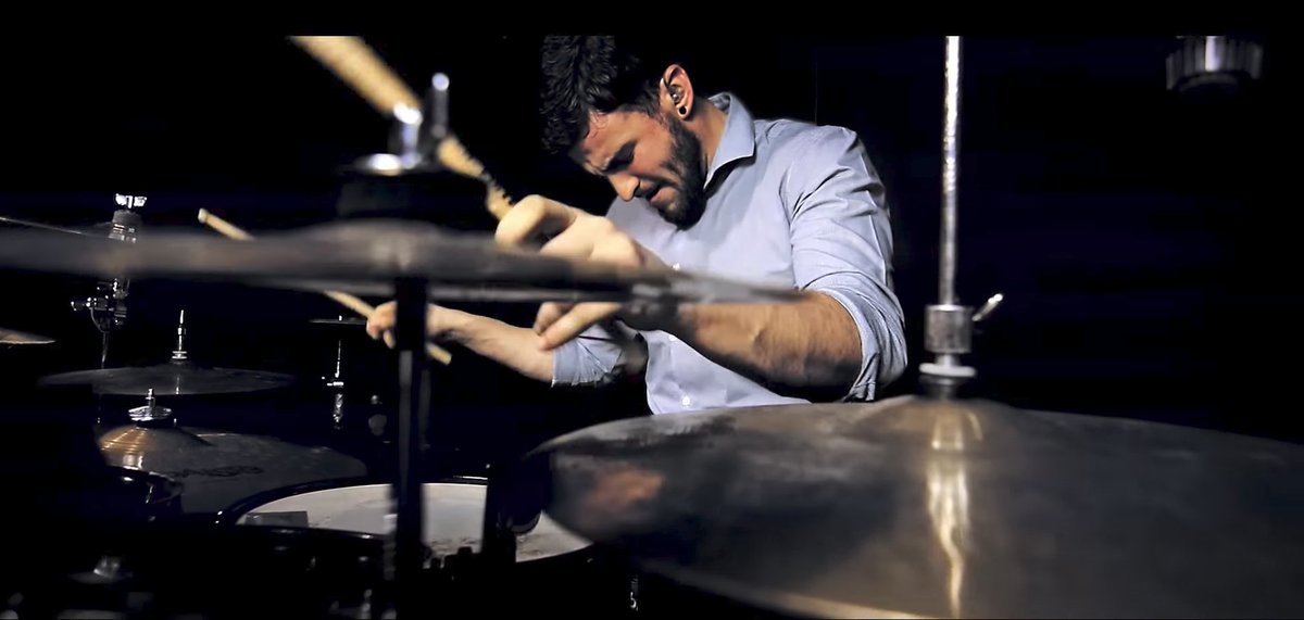 Para esta ocasión nuestro batería Zamué Fernández se ha puesto hasta de camisa... 😎✨
¡#NuevoPlaythrough esta semana, estad muy atentos!