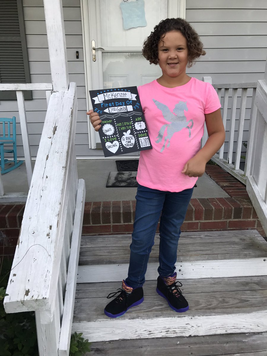 mckenzeesmommy's tweet photo. #FCSFirstDay #RESknights https://t.co/epxGkCIs3E