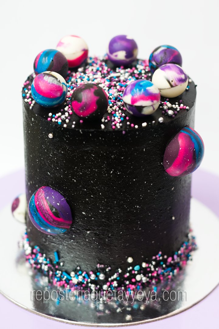 Reposteriaqyy's tweet photo. Nunca pensamos disfrutar y amar tanto la crema (buttercream) hasta que empezamos con este tipo de decoraciones. #galaxycake #buttercream https://t.co/XOAZoyW60H