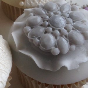 digbethfirstfri's tweet photo. Learn how to decorate a cupcake with a vintage style brooch design at @chittyscakes this Friday from 6–8pm

https://t.co/NGV1LKICnP https://t.co/OZ8PtCCPgI