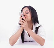 Целует экран. Девушка целует телефон. Девушка целует экран. Девушка целует экран телефона. Человек целует телефон