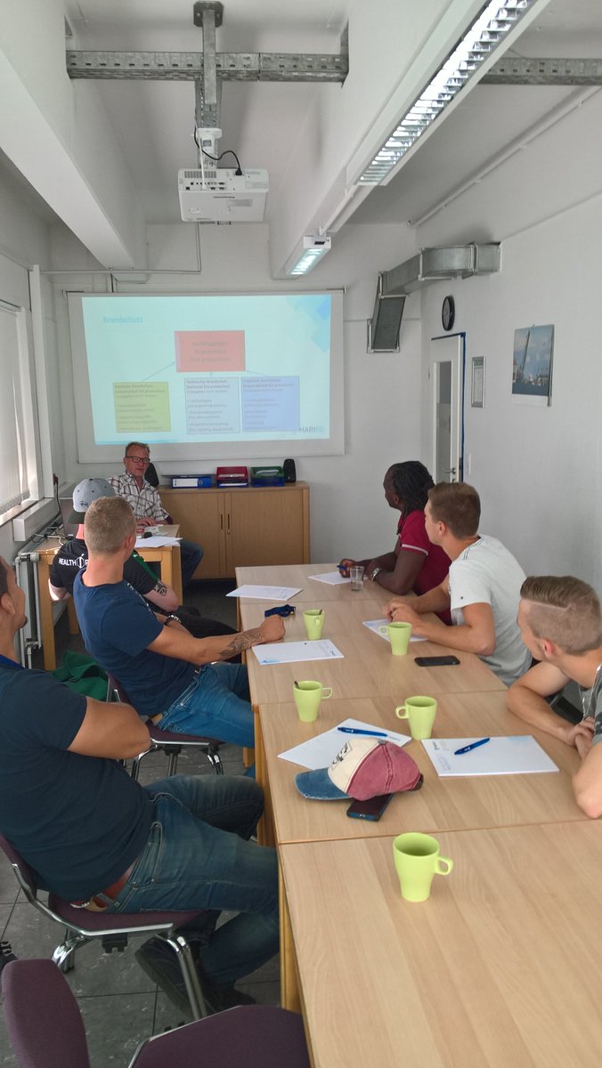 EnergyMaritime's tweet photo. Derde jaars studenten #zeevaart zijn deze week al gestart met de cursus #AdvancedFireFighting https://t.co/ZgZpmXiiir