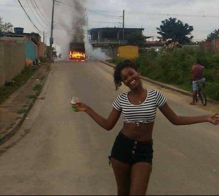 variola_dmnica's tweet photo. Se acontecer a III Guerra Mundial vai ser desse jeito aqui no Brasil https://t.co/PIayihF9k2