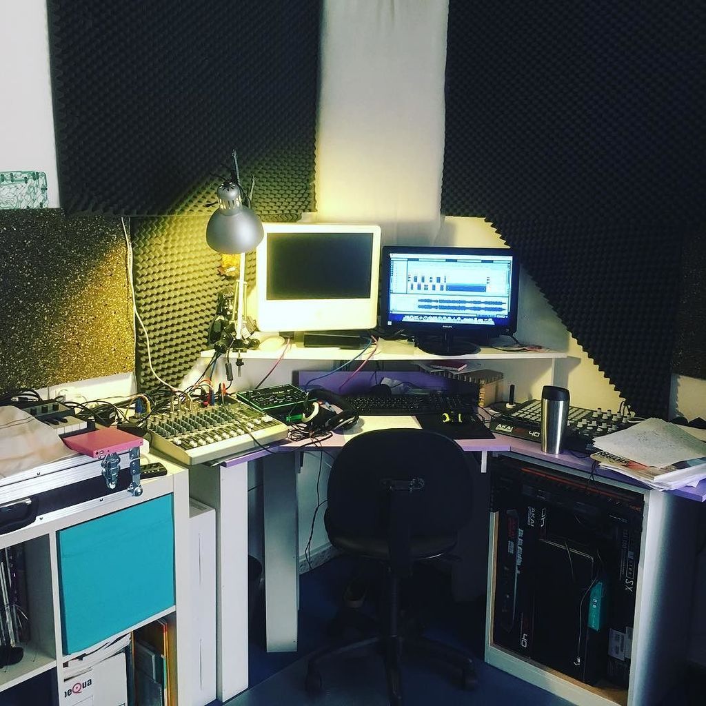 ElektrodosRadio's tweet photo. #elektrodos studio, show working process #electro #electromusic #machinefunk #undergroundelectro #electroundeeground #fb #tweet https://t.co/OoHRj3L7R4