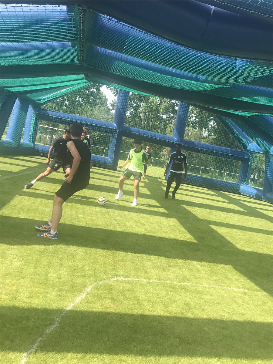 GaelleLaurent7's tweet image. Les jeunes du centre de formation d&apos;@AmiensSC à la découverte du Cecifoot ⚽️🙈 #Amiens #UNADEV