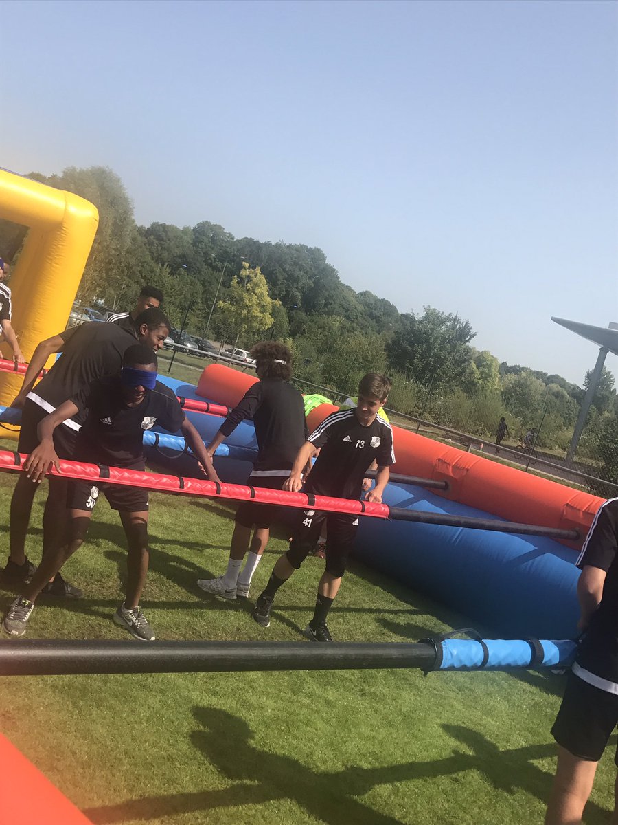 GaelleLaurent7's tweet image. Les jeunes du centre de formation d&apos;@AmiensSC à la découverte du Cecifoot ⚽️🙈 #Amiens #UNADEV