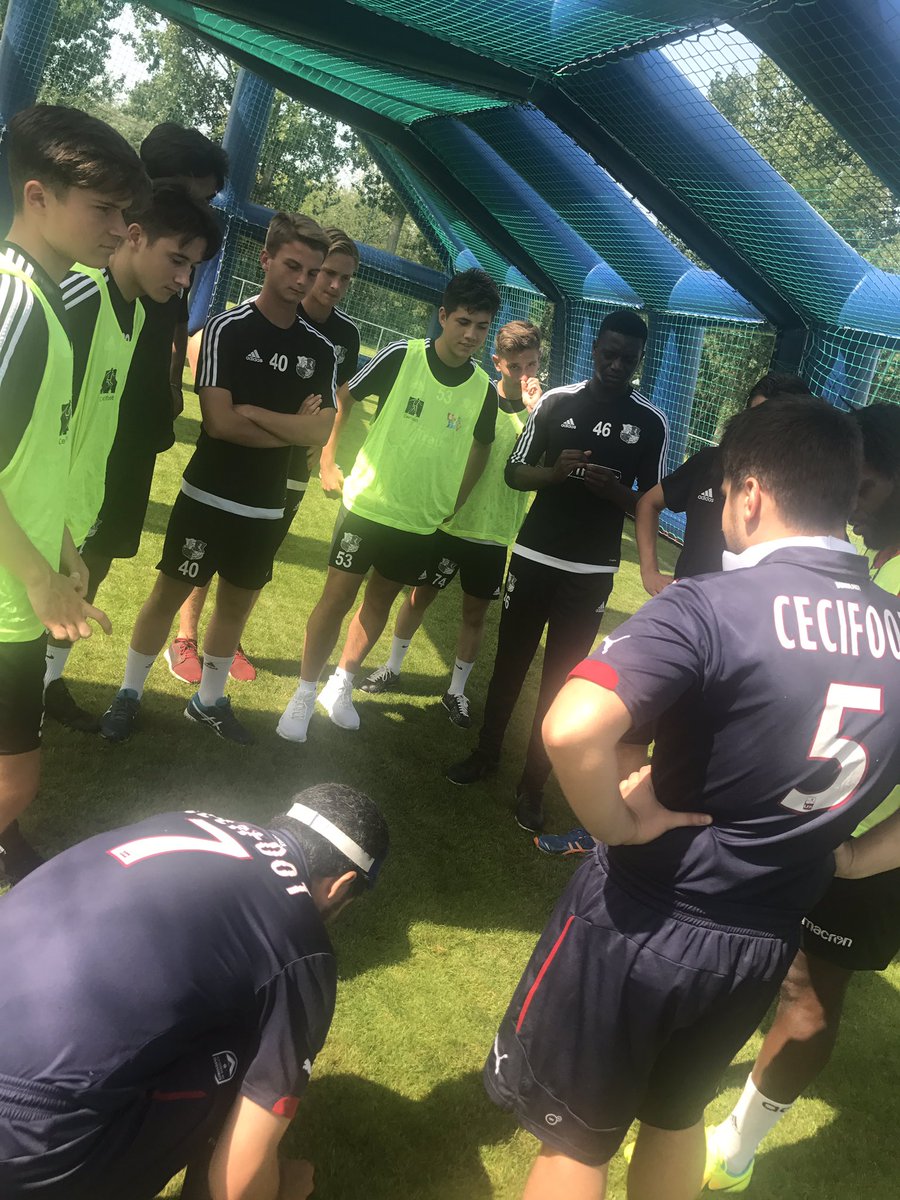 GaelleLaurent7's tweet image. Les jeunes du centre de formation d&apos;@AmiensSC à la découverte du Cecifoot ⚽️🙈 #Amiens #UNADEV