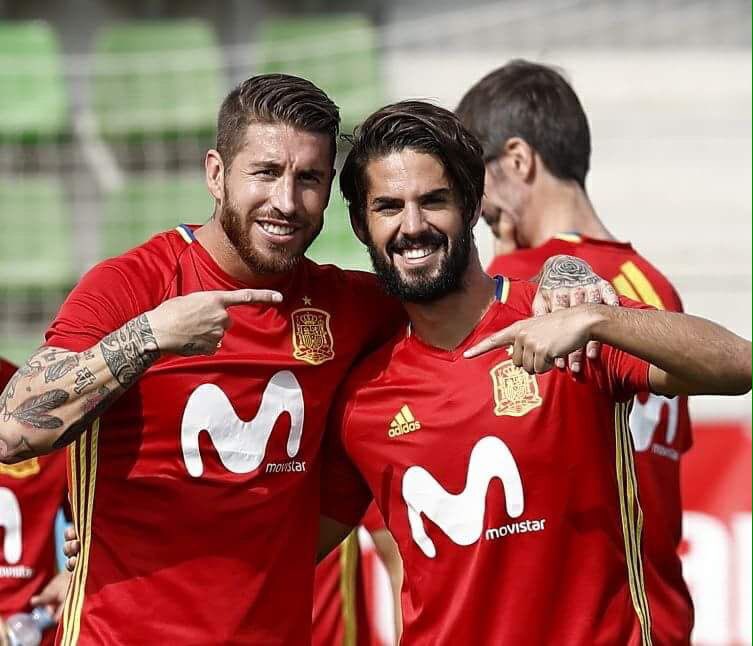 SergioRamos's tweet photo. Shiny happy people 😁 
#VamosEspaña https://t.co/nKFJzyr7Rb