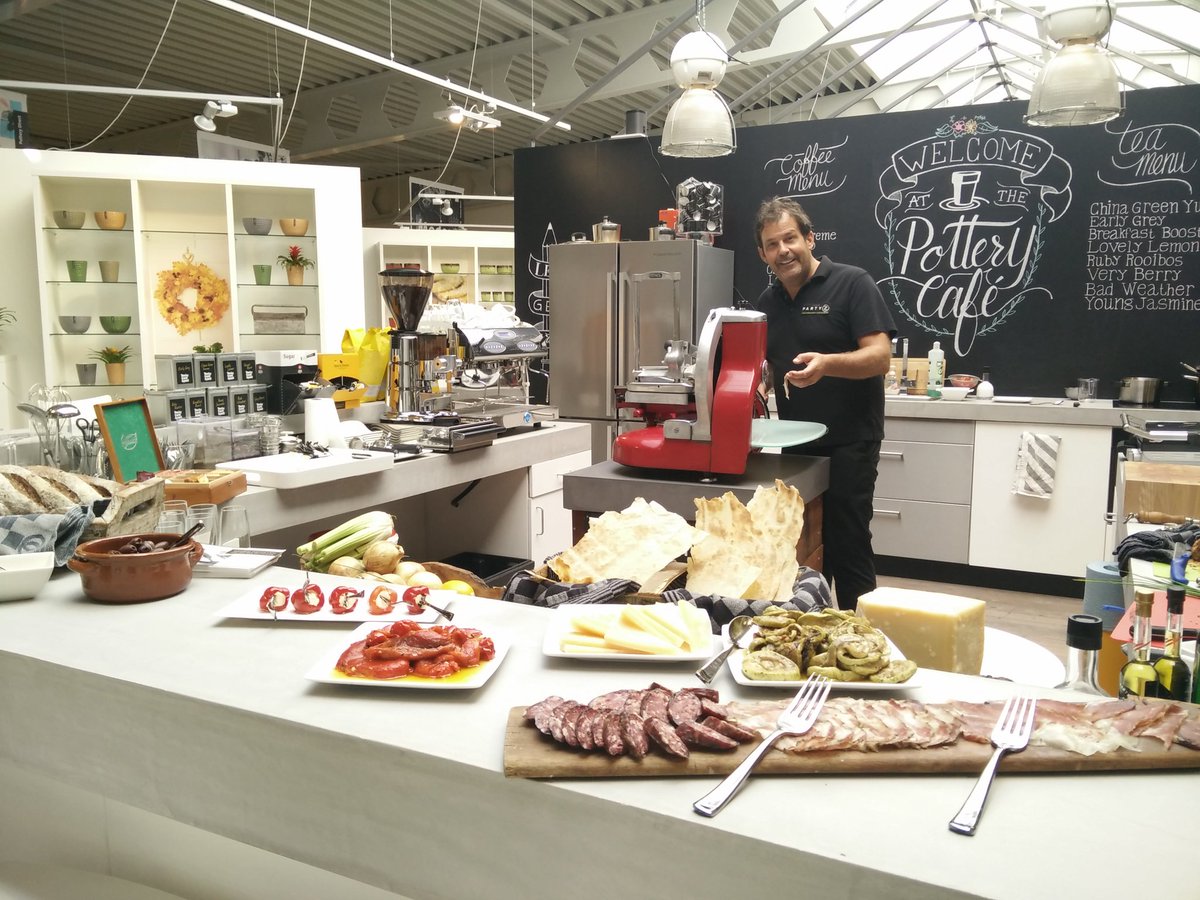 partyznl's tweet photo. Blij met m'n oude Berkel bij open huis @PotteryDirect. https://t.co/uKnDbmlT48