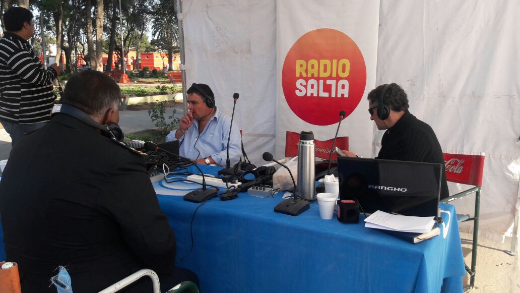 RadioSaltaAM840's tweet photo. Hoy transmitimos desde la plaza central de General Güemes. Te esperamos!@Maxirodriguez76 @CristalPardo #HugoDelgado @andreslisardo https://t.co/4xfYlizilm