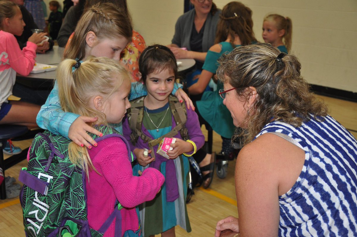 PrincipalChrisD's tweet photo. #GettingAcquainted on the #firstdayofschool at #FES. #FWSU https://t.co/9wwJ6Zc4CS