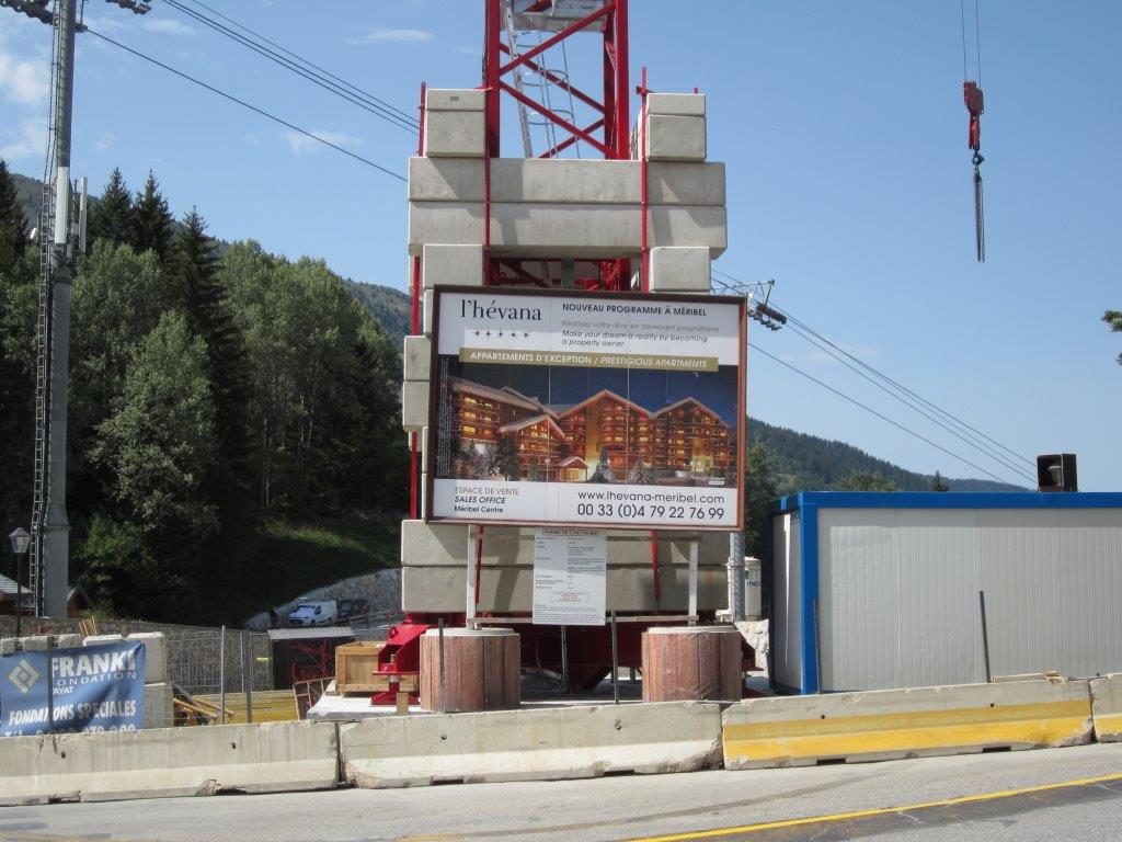 🚧 Les travaux avancent à un rythme soutenu à #Méribel pour la réalisation de l'hévana, nouvelle résidence 5* au cœur de la station 💎