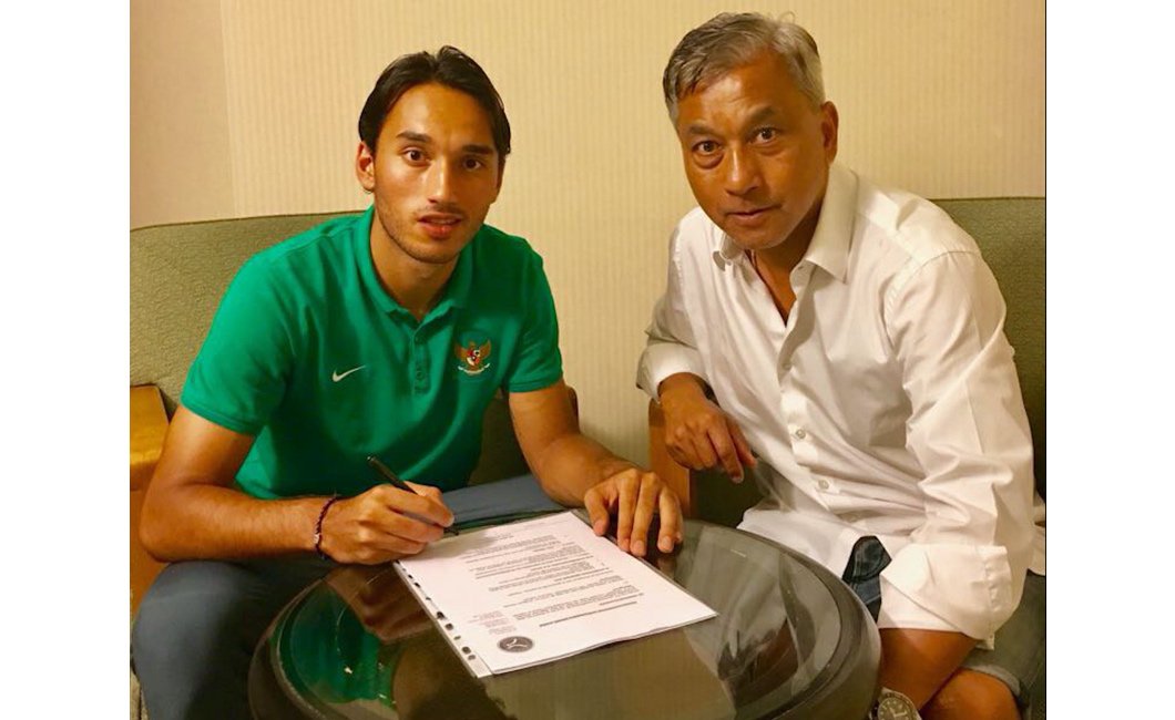 Ezra Walian menandatangani kontrak dengan Almere City FC.