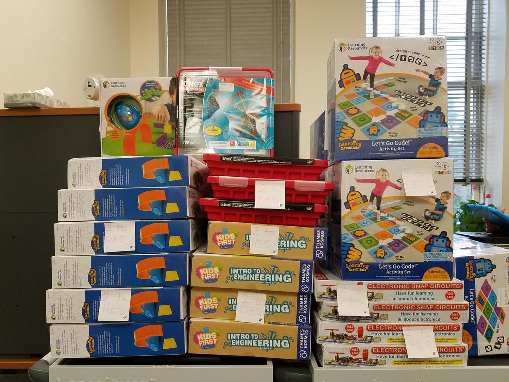 AmandaKavs's tweet image. Some of our #Maker resources have arrived! @HES1929 @OgdenElementary #TILTs_HW  #MakeToLearn #engineering #coding