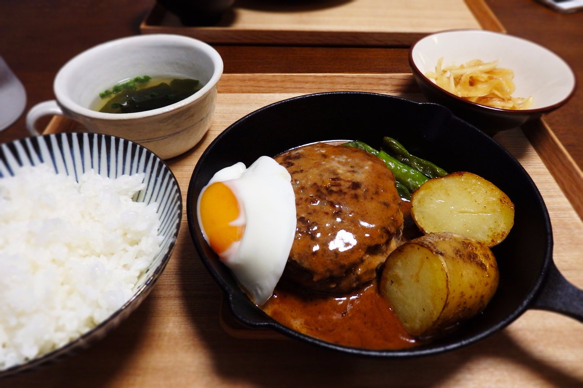 トータス杉村 Ar Twitter ネーム修正に時間を取られ 遅めの夕食 22時過ぎに挽肉をコネコネ ハンバーグの上の玉子がズレているのはご愛嬌 ハンバーグを焼いて出た肉汁に赤ワイン 中濃ソース バター 生クリームを混ぜて作ったソースが抜群