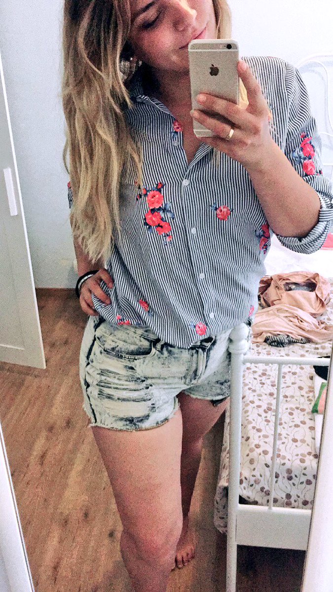 _ellieaway's tweet photo. Que la guerra en tu cama y el amor con ganas ☀️ https://t.co/gEkUrd7FeC