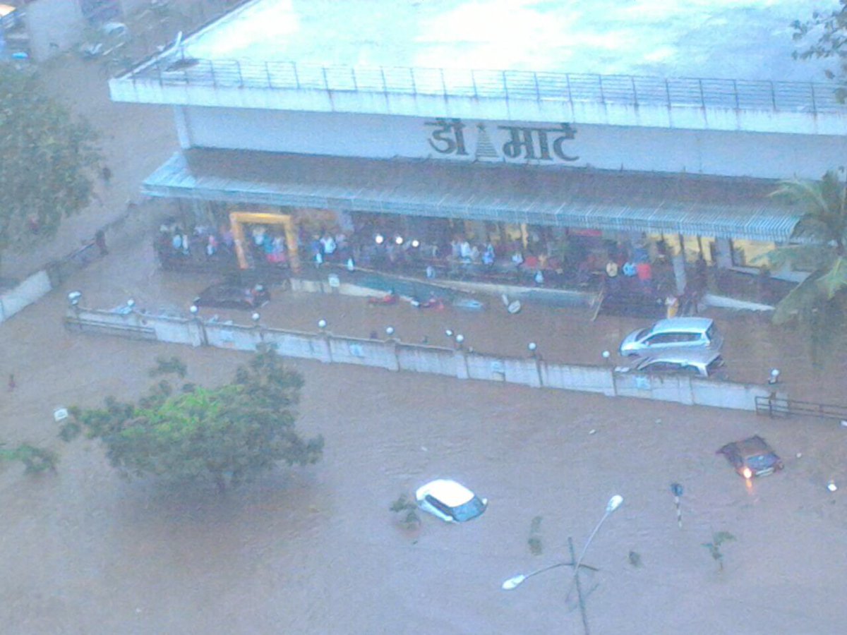 mid_day's tweet photo. #MumbaiRains Thane D-Mart and WEH respectively. Take care #Mumbaikars, stay safe and send us your pics using #RainsWithMidday! https://t.co/3UeiyrLytm