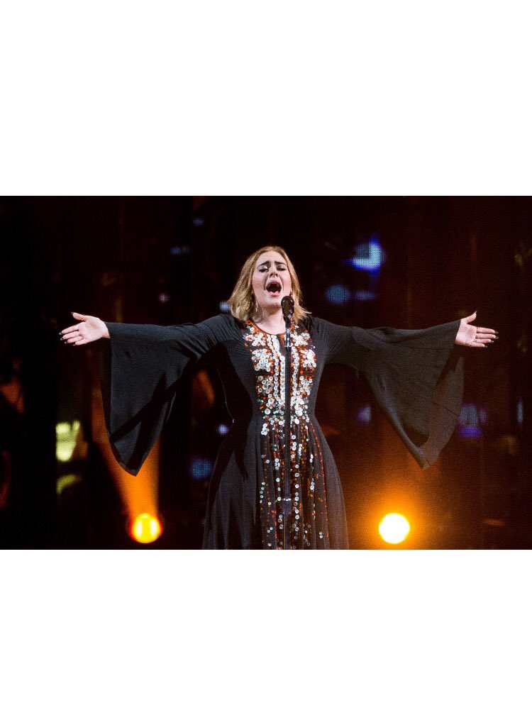 adelequeen25's tweet image. Glastonbury was so amazing💜 Very proud of her for this one, and all the others of course💙💛🌸🌷