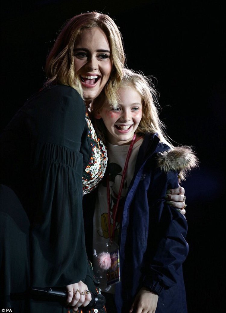 adelequeen25's tweet image. Glastonbury was so amazing💜 Very proud of her for this one, and all the others of course💙💛🌸🌷