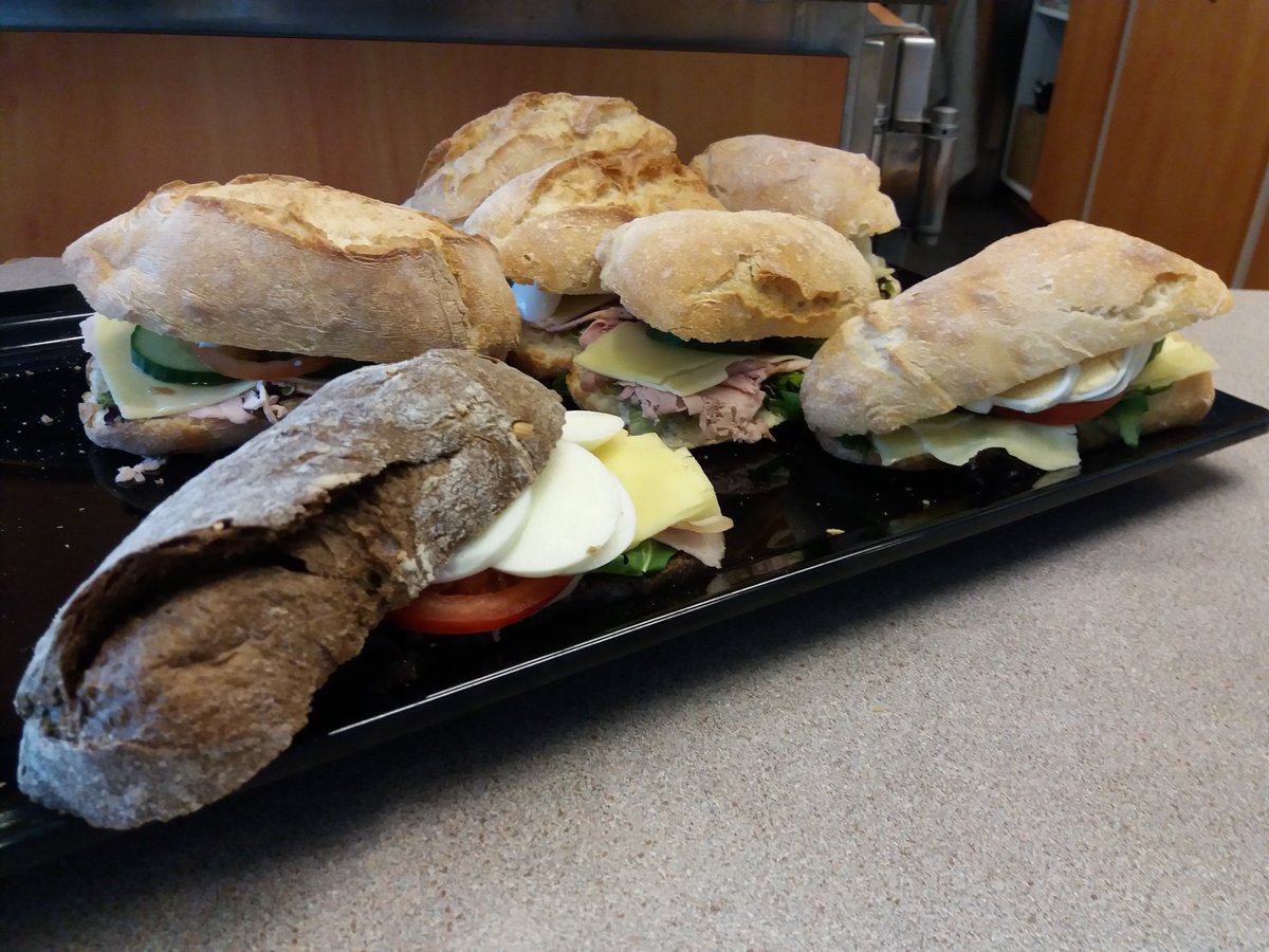 VoorstActief's tweet photo. De afsluitende (gezonde) lunch werd aangeboden door Voorst Actief #traindetrainer #workshop @OlgaCommandeur #OudereninBeweging https://t.co/b2QCVRwPN4
