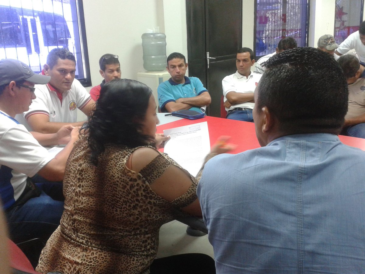cbst_portuguesa's tweet photo. #TrumpDejaAMiPatriaEnPaz director regional MPPPST Portuguesa Santiago Nelo y la Inspectora del trabajo Acarigua atendiendo a la clase obrera https://t.co/Rw4ASpqq2T