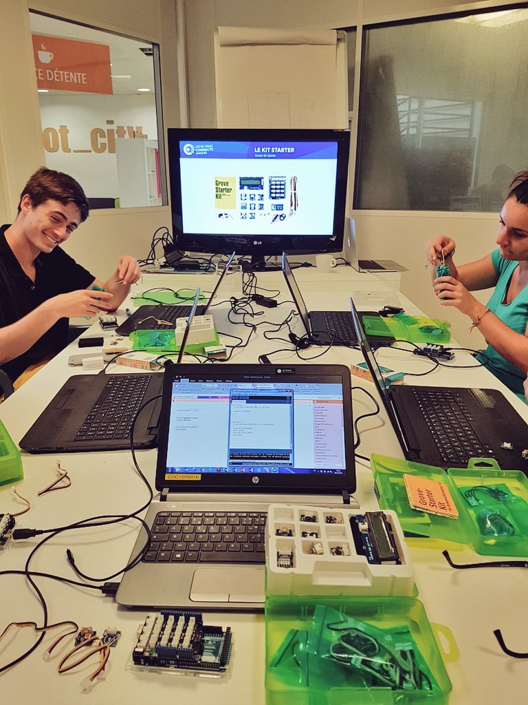 WeNetwork_'s tweet photo. #IoTfamily | C'est aussi la #rentrée à l'@IOT_city🤓🎒 ! Toute la team s'initie au #prototypagerapide #starterkit Go Go Go ! https://t.co/8HRwCrYTlA