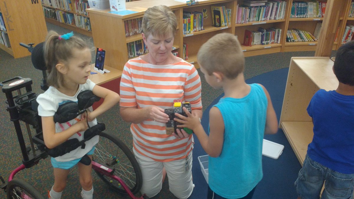 SoroyaSmithMEd's tweet image. Creative Juices flowing in our new dream lab! #CodingKinders #MakerSpace #designthinking  #MECCmotivation #MasonShines #MasonLearns