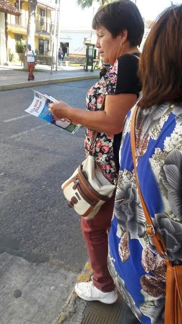 RChileIncluye's tweet photo. Gente leyendo #RevistaChileIncluye #PlazaDeCoquimbo #IVRegión https://t.co/pQQ71Lntfr