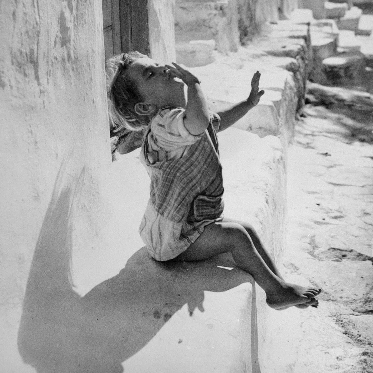TheBenakiMuseum's tweet photo. #DiscoveringSummerThroughBenakiMuseum
#Myconos island, 1935-55. #Photo by Voula Papaioannou. #BenakiMuseum #PhotoArchives https://t.co/vdqT7SETzT